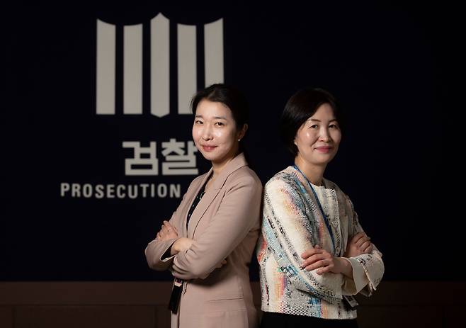 부산 돌려차기 사건 피해자에게 감사 편지를 받은 김세희(오른쪽), 이자영 검사. 한 기수 선후배이지만 82년생 동갑내기인 두 사람은 부산지검에서 성범죄 수사로 여러 차례 공조해오다 올초 나란히 서울중앙지검으로 자리를 옮겼다. 검찰에 대한 과도한 비판과 격무에 시달리다 사직하는 후배들이 늘어 안타깝다고 했다. /김지호 기자