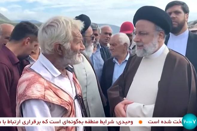 19일 이란 서부 동부 지방 조파 지역을 방문한 에브라힘 라이시 이란 대통령이 현지인들과 만나 이야기를 나누고 있다./AFP 연합뉴스