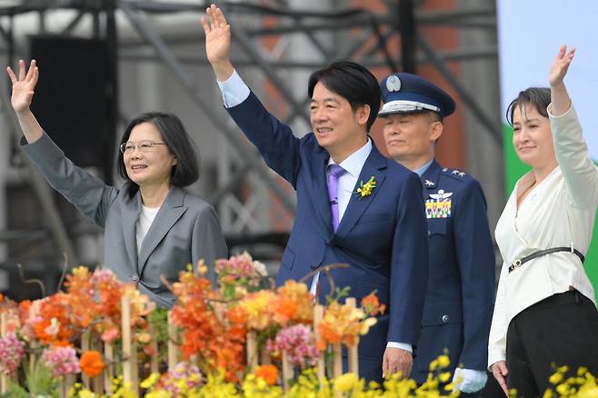 20일 대만 타이베이 총통부에서 열린 취임식에서 라이칭더(가운데) 신임 총통과 샤오메이친(오른쪽 끝) 신임 부총통, 차이잉원(왼쪽 끝) 전 총통이 시민들에게 손을 흔들고 있다. 이날 라이칭더 총통은 취임사에서 “(대만은) 중국의 각종 위협에 맞서 국가 수호의 결심을 보여줘야 한다”고 했다./AFP 연합뉴스