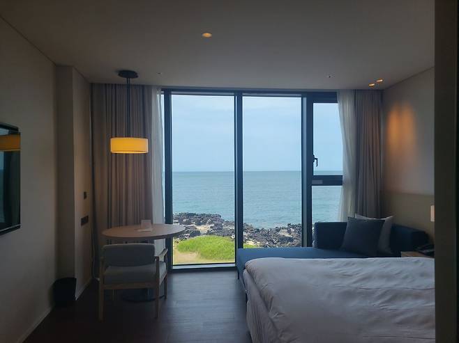 신라스테이 플러스 이호테우 바다전망 더블 객실. /최효정 기자