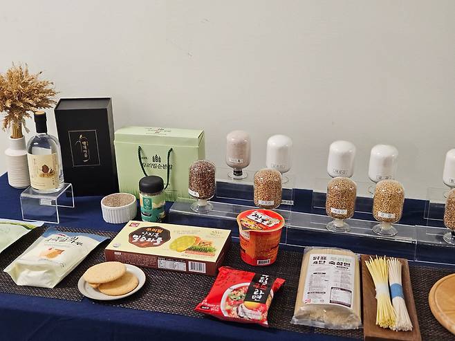 지난 8일 전주 농촌진흥청 국립식량과학원 밀 연구팀이 전시해 둔 국산 밀로 만든 다양한 가공식품. /전주=김민정 기자