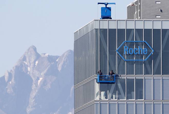 스위스 제약사 로슈가 비만 신약 개발에 박차를 가하고 있다. 로트크로이츠의 로슈 건물 창문을 청소하는 노동자들의 모습 뒤로 필라투스 산의 봉우리가 보인다. /로이터=연합뉴스