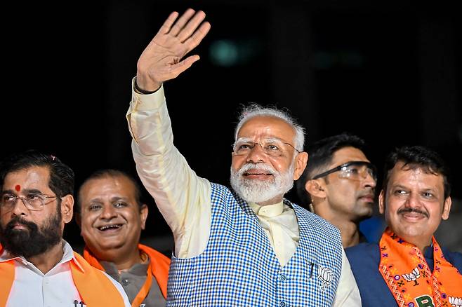 나렌드라 모디 인도 총리가 2024년 5월 15일 뭄바이에서 지지자들을 향해 손을 흔들고 있다. /AFP 연합