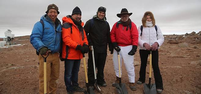 제임스 사이먼스 르네상스테크놀로지스 창립자와 부인 마릴린 사이먼스 전 사이먼스재단 이사장(오른쪽부터)이 칠레 아타카마에 설립된 사이먼스 천문대 기공식에 참석해 연구원들과 함께 사진을 찍고 있다. /미국 샌디에이고 캘리포니아대