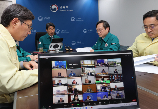 이주호 부총리 겸 교육부 장관이 지난달 24일 오후 서울 영등포구 한국교육시설안전원에서 의과대학을 운영하는 40개 대학 총장과 영상 간담회를 하고 있다. 연합뉴스.