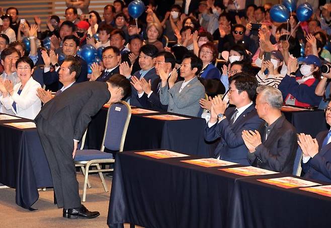 이재명 더불어민주당 대표가 19일 오후 대전 유성구 대전컨벤션센터에서 열린 '당원과 함께-민주당이 합니다' 충청편 행사에서 사회자 소개를 받으며 참석자들에게 인사하고 있다. ⓒ뉴시스