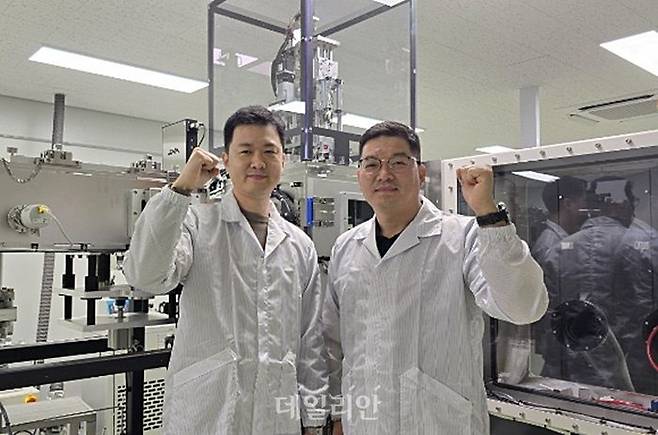 한국화학연구원이 지난 3일 페로브스카이트 태양전지의 대량생산 핵심 기술을 개발했다(오른쪽부터 전남중 센터장, 김범수 박사). ⓒ한국화학연구원