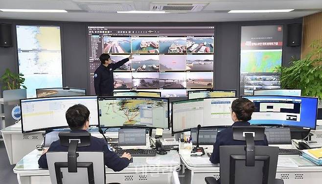 한국해양교통안전공단 운항상황센터에서 지능형CCTV로 여객선 운항을 모니터링하는 모습. ⓒ한국해양교통안전공단