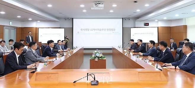 김창기 국세청장이 20일 LG에너지솔루션 에너지플랜트를 방문해 관계자들과 대화를 나누고 있다. ⓒ국세청
