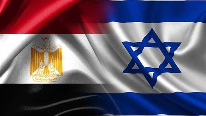 이집트는 1979년 아랍권에서 이스라엘과 가장 먼저 평화협정을 체결했고, ‘가자지구 전쟁’의 중재자로 참여해 왔다. 하지만 최근 이스라엘의 라파 지역 공격이 시작되면서 이집트는 이스라엘을 강도 높게 비판하고 있다. 이집트(왼쪽)와 이스라엘 국기. 아나돌루 통신  홈페이지 캡처
