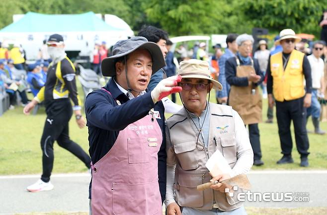 이권재 경기 오산시장(왼쪽)이 18일 오산천에서 계절 꽃인 금계국을 식재했다.