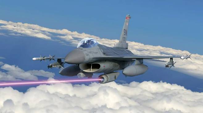 SHIELD 레이저를 이용한 F-16 투사 이미지. USAF는 수십 년 동안 레이저 무기 개발에 투자해 왔다. 과거에는 보잉 747, C-135 등 대형 항공기에서 지향성 에너지 무기가 연구됐다. 현재 미국의 레이저 무기 개발은 F-16이나 F-15와 같이 전투기에 장착할 수 있을 만큼 소형화된 수준으로 발전했다. 사진=록히드 마틴