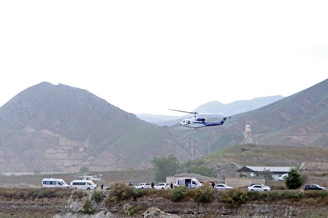이란 국영 IRNA 통신이 제공한 사진에서 지난 19일(현지시간) 에브라힘 라이시 이란 대통령을 태운 헬기가 아제르바이잔과 이란 국경에서 이륙하고 있다.AP뉴시스