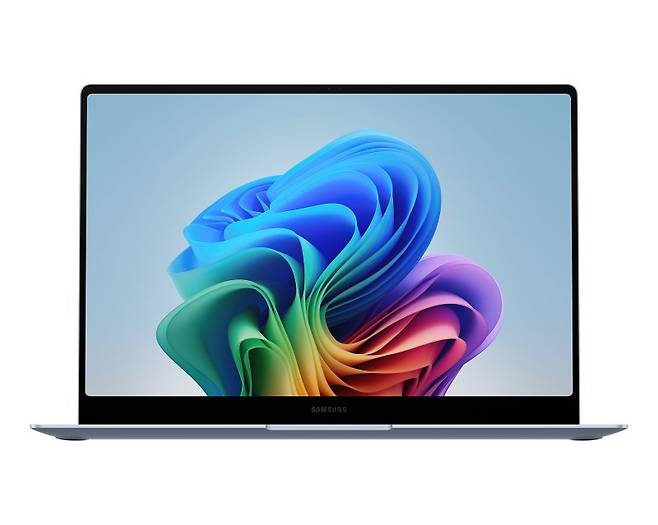 IT 팁스터(정보유출자) 에반 블래스(@evleaks)가 X를 통해 공개한 삼성 갤럭시 북4 엣지 유출 이미지