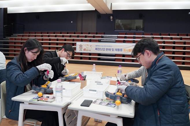 대한전선 신입사원들이 지난 2월 서울 서초구 본사에서 폐장난감 분해 및 재활용 활동을 하고 있다. 대한전선 제공