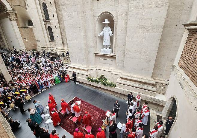 지난 2023년 9월 바티칸 성 베드로 대성전에 김대건 안드레아 신부 성상이 처음 공개된 날 축복식이 열린 모습. 사진=연합뉴스