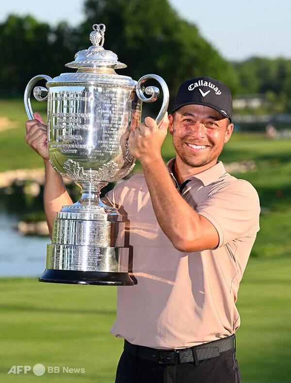 2024년 미국프로골프(PGA) 투어 메이저 대회인 제106회 PGA챔피언십 우승컵 '워너메이커 트로피'를&nbsp;차지한 잰더 쇼플리. 사진제공=ⓒAFPBBNews = News1