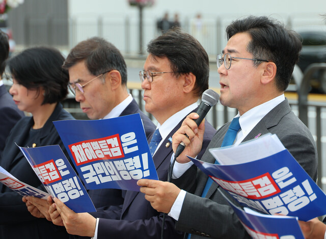 20일 오전 서울 용산 대통령실 앞에서 해병대 채 상병 순직사건 수사외압 의혹 특검법 수용을 촉구하는 야7당의 공동기자회견이 열려, 박찬대 더불어민주당 원내대표(오른쪽 첫째)가 발언하고 있다. 연합뉴스