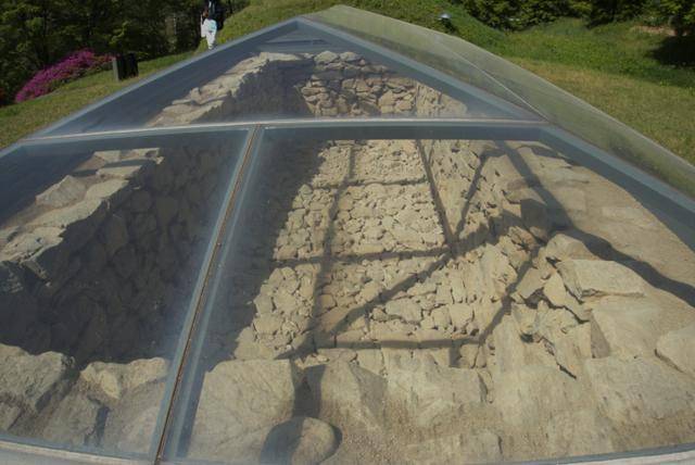 신라 출자(出字)형 금동관이 출토된 석곽묘(복원). 순흥벽화고분 부근에 위치해 있다.