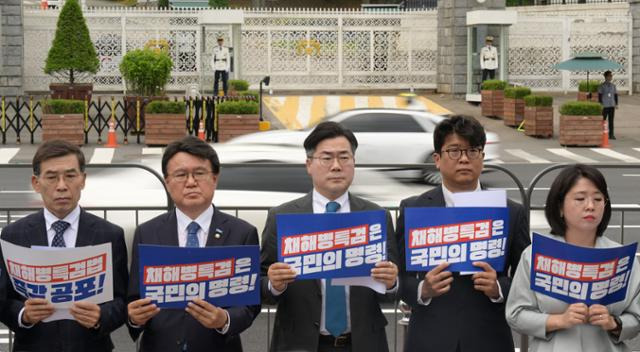 더불어민주당 등 7개 야당 지도부가 20일 서울 용산 대통령실 앞에서 윤석열 대통령의 '해병대 채 상병 순직 사건 방해 의혹 특검법안' 수용을 촉구하는 집회를 열었다. (왼쪽부터) 김찬훈 새로운미래 정책위의장, 황운하 조국혁신당 원내대표, 박찬대 더불어민주당 원내대표, 김준우 녹색정의당 상임대표, 용혜인 기본소득당 의원이 손피켓을 들고 있다. 최주연 기자