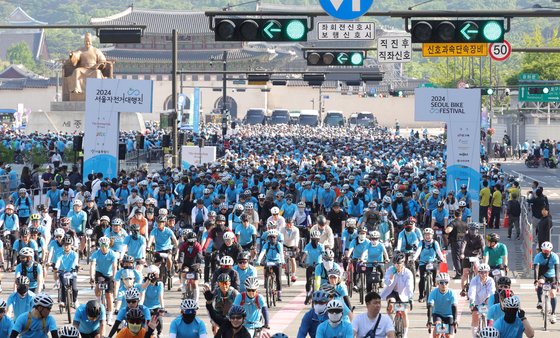 ‘2024 서울 자전거대행진’이 열린 19일 오전 서울 종로구 광화문광장에서 7000여 명의 참가자가 힘차게 출발하고 있다. 강정현 기자