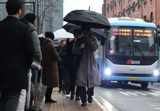 경기도에서 승차한 광역버스 이용객들이 서울 중구의 한 정류장에 하차해 이동하고 있다. 사진 연합뉴스