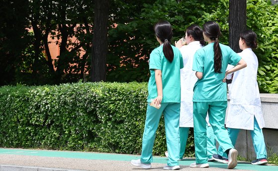 의대 증원 법원 결정이 나온 가운데 17일 서울 시내의 한 대학병원에서 의료진들이 이동하고 있다. 뉴시스