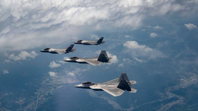 지난 16일, 미 공군 F-22와 한국 공군 F-35A 스텔스 전투기가 한반도 상공에서 근접 공중전투 기동훈련을 하고 있다. (사진=연합뉴스)