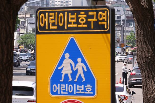 교통경찰들이 4월 25일 서울 관악구 봉천동의 한 초등학교 앞 어린이보호구역에서 음주운전 단속을 하고 있다. 연합뉴스