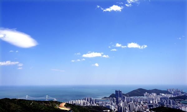 19일 낮기온 28도 까지 올라가는 초여름 날씨를 보인 가운데 황령산 봉수대에서는 일본 대마도가 선명하게 보이고 있다. 김동하기자