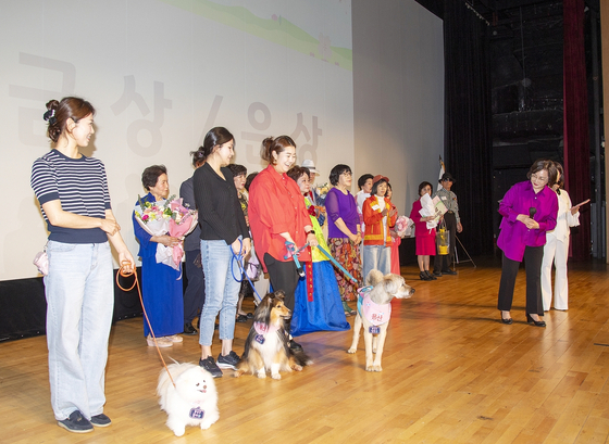 Yongsan District dog ambassadors participate in the district's singing competition as helpers on May 8. [YONGSAN DISTRICT OFFICE]