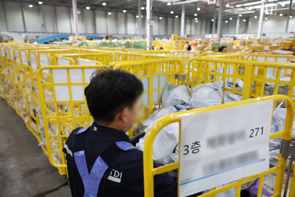 지난 16일 인천공항본부세관 특송물류센터에서 관계자들이 중국에서 들어온 물품을 정리하는 모습. 연합뉴스