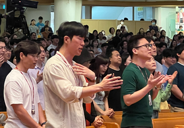 ‘청년열두광주리 기도회’에 참석한 청년들이 19일 서울 여의도순복음교회 대성전에서 일어선 채 찬송을 부르고 있다.
