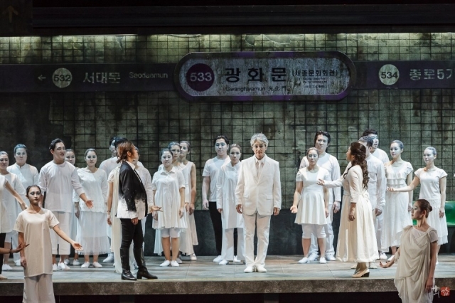 서울오페라앙상블이 선보인 글루크 ‘오르페오와 에우리디체’의 한 장면.                 서울오페라앙상블