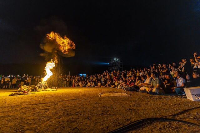 지난해 열린 춘천마임축제 '불의도시;도깨비난장'에서 관객들이 화려한 공연을 지켜보고 있다. 춘천마임축제 제공
