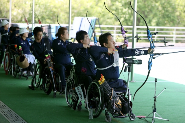 2024 파리패럴림픽을 앞두고 훈련 중인 한국 장애인 양궁 국가대표팀. 대한장애인체육회 제공