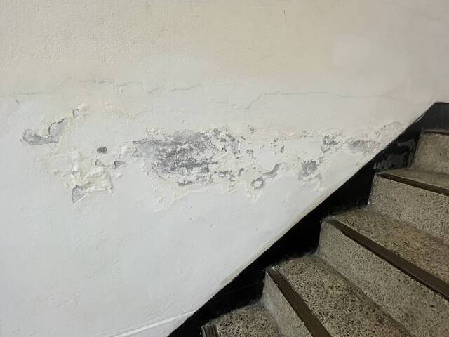 부평경찰서 건물 내부. 노후한 벽면 페인트칠이 벗겨져 있다. 김샛별기자