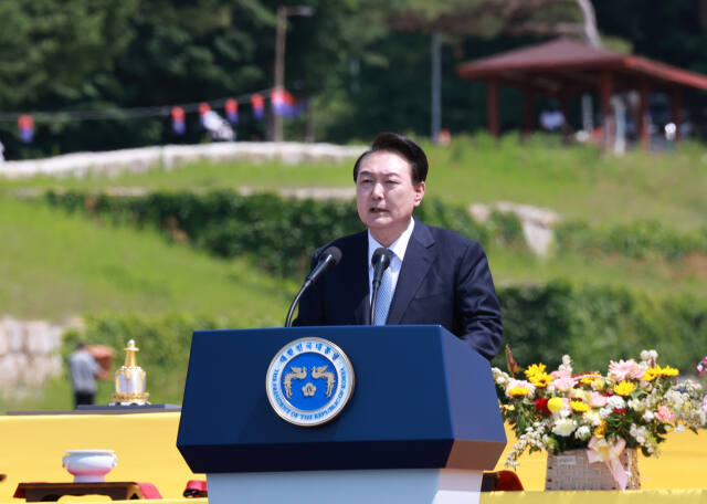 지난 19일 양주시 회암사지에서 열린 '회암사 사리 이운 기념 문화축제 및 삼대화상 다례재'에서 축사하는 윤석열 대통령. 연합뉴스