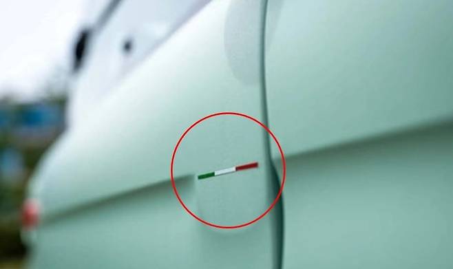 피아트 미니 전기차 토폴리노에 부착된 이탈리아 국기 스티커 [사진 = 연합뉴스]