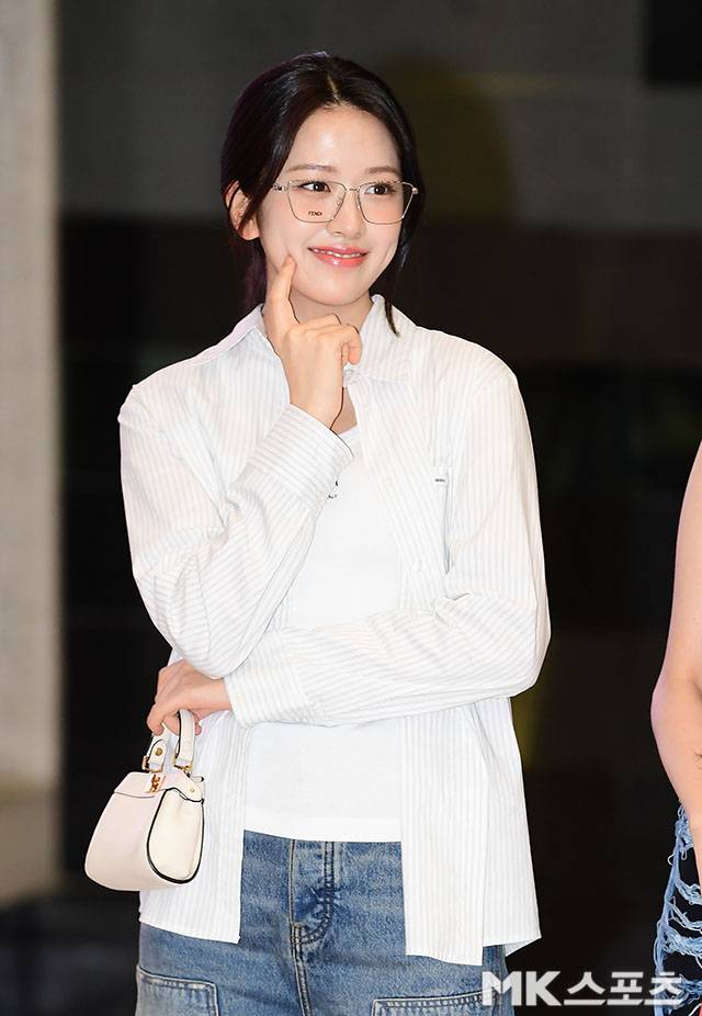 그녀는 또한 와이드 레그 핏의 찢어진 청바지를 매치하여 스타일리시한 코디네이션을 완성했다. 사진=김영구 기자