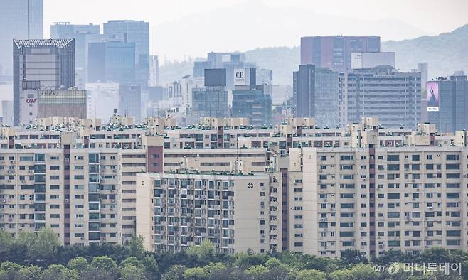 (서울=뉴스1) 이재명 기자 = 사진은 이날 서울 강남구 압주정동 아파트 단지의 모습. 압구정동 현대아파트의 지난 2월 80억원 매수자가 30대 초반인 것으로 확인됐다.