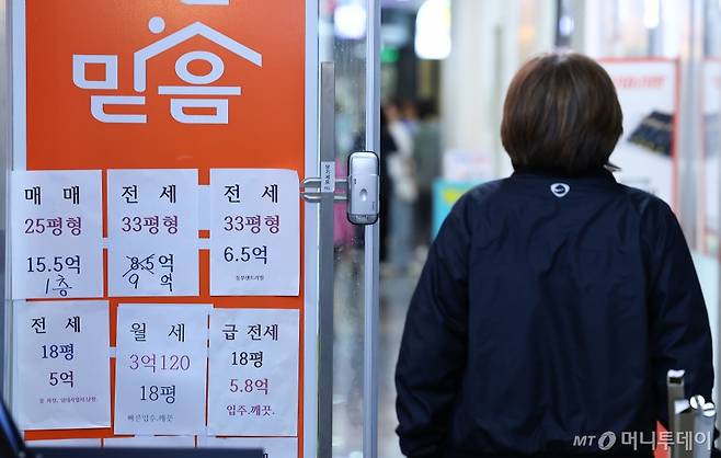 지난 10일 서울 송파구의 한 부동산 앞에 아파트 가격표가 붙어 있다. /사진=뉴시스