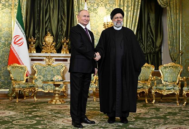 2023년 7월 러시아 모스크바 크렘린궁 정상회담에 앞서 블라디미르 푸틴 러시아 대통령(왼쪽)과 에브라힘 라이시 이란 대통령이 악수를 하고 있다. /AFPBBNews=뉴스1