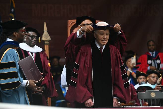19일(현지시간) 조 바이든 미국  대통령은 이날 조지아주 애틀랜타에 위치한 모어하우스 대학을 찾아 명예 박사 학위를 받 졸업식에서 축사했다./AFPBBNews=뉴스1