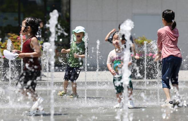 기온이 많이 오른 오후, 서울 종로구 광화문광장에서 아이들이 물놀이를 하며 즐거운 시간을 보내고 있다. /사진=뉴스1