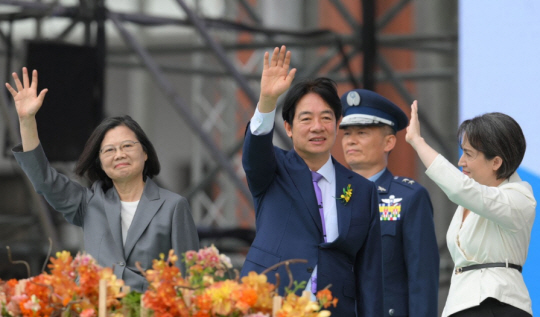 라이칭더(가운데) 대만 신임 총통이 20일 취임식 행사에서 손을 흔들고 있다. 연합뉴스 AFP