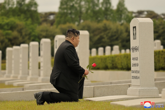 김정은 북한 국무위원장이 후계자 시절 자신의 스승인 고 현철해 사망 2주기를 맞아 지난 19일 직접 묘소를 참배하고 추모했다. 20일 조선중앙통신은 김 위원장이 전날 오후 신미리애국열사능을 찾아 현철해 묘소에 꽃송이를 진정했다고 보도했다. 조선중앙통신 연합뉴스