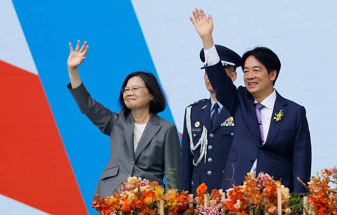 20일 대만 타이베이 총통청사 밖에서 열린 취임식에서 차이잉원 전 대만 총통과 라이칭더 총통이 사람들에게 손을 흔들고 있다. [로이터]