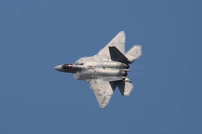 지난해 10월 경기도 성남 서울공항에서 열린 국내 최대 항공우주·방위산업 전시회 '서울 ADEX 2023' 프레스데이에서 미군 F-22가 시범비행을 선보이고 있다. [연합]