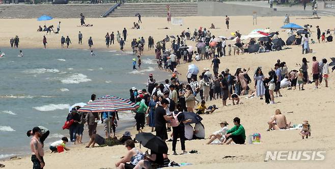 [부산=뉴시스] 하경민 기자 = 무더운 초여름 날씨를 보인 19일 부산 해운대해수욕장을 찾은 시민과 관광객들이 물놀이를 즐기고 있다. 2024.05.19. yulnetphoto@newsis.com